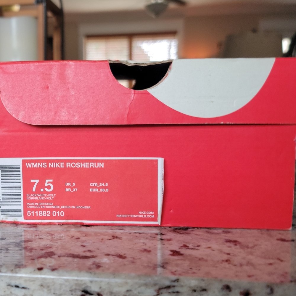 Nike Roshe One Women's Sneakers in Black & White. Size 7.5 Good Condition - Picture 9 of 16